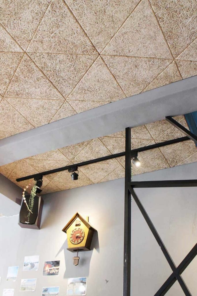 選用MEXIN原木色美絲吸音板來施作天花板，主要就是看上它天然的纖維肌理與清新的原木色彩，可以貼切呼應鳥巢意象。